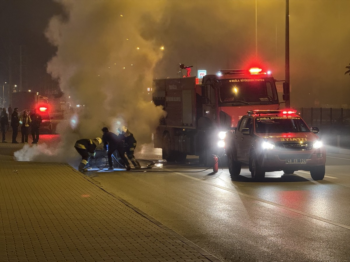Muğla’nın Fethiye ilçesinde seyir halindeyken alev alan otomobil kullanılamaz hale geldi. Muğla...