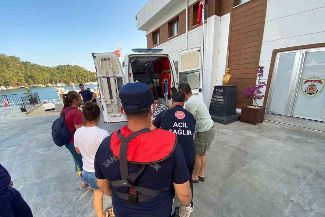 MUĞLA’NIN FETHİYE TERSANE ADASINDA RAHATSIZLANAN VATANDAŞ SAHİL GÜVENLİK EKİPLERİ TARAFINDAN TIBBİ...