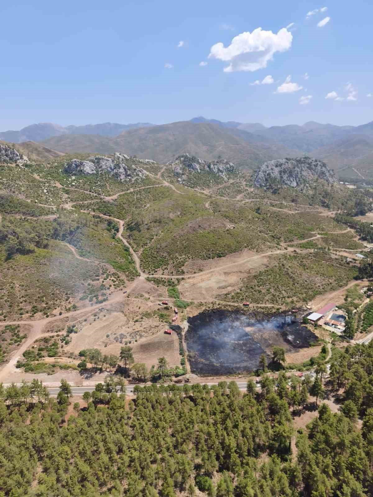 MUĞLA’NIN MARMARİS İLÇESİNDE ASPARAN MEVKİİNDE ÇIKAN YANGIN, EKİPLERİN HAVADAN VE KARADAN HIZLI...