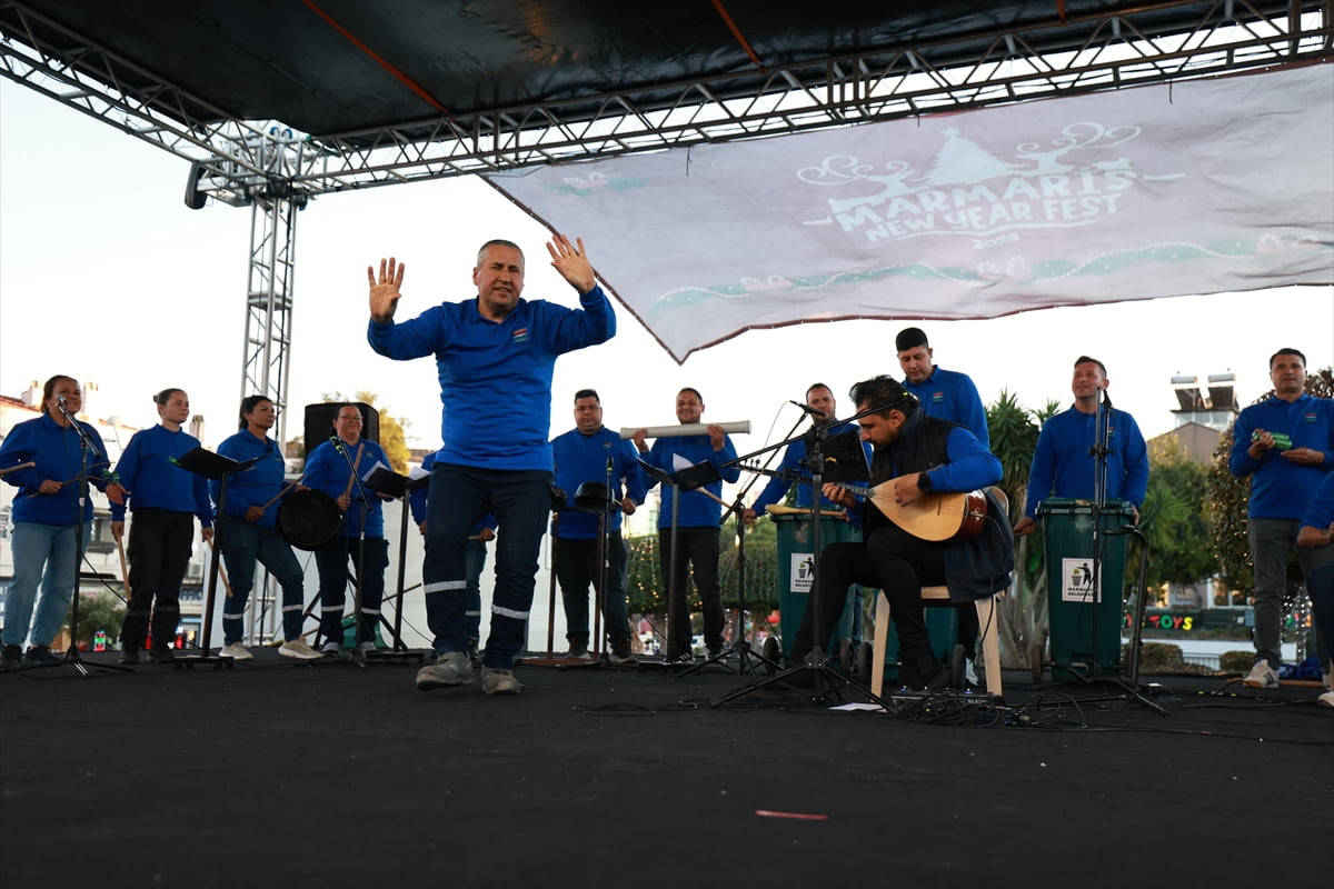 Muğla’nın Marmaris ilçesinde düzenlenen Marmaris Yeni Yıl Festivali'nde temizlik işçileri, sıfır...