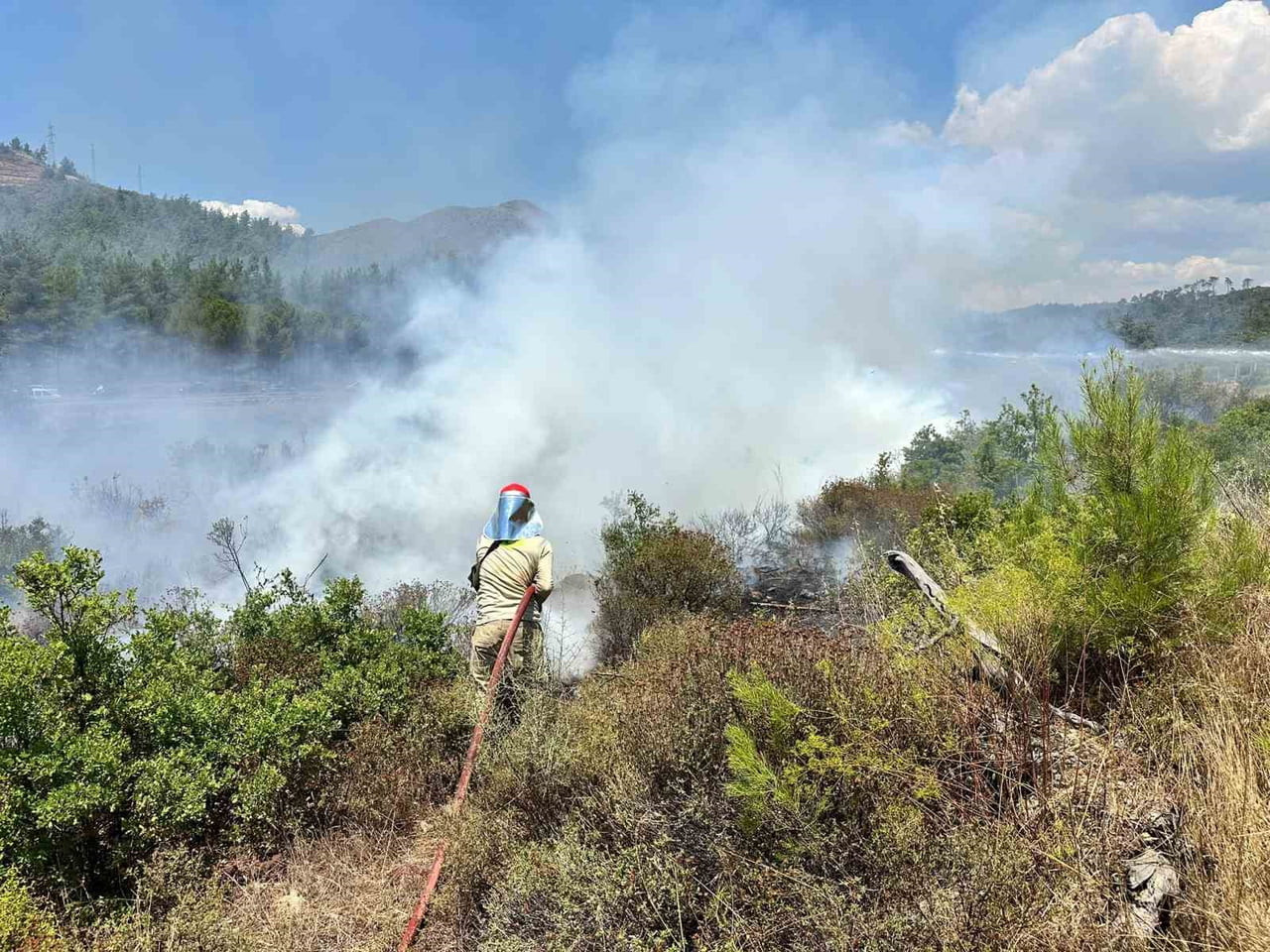 MUĞLA’NIN MARMARİS İLÇESİNDE YOL KENARINDA ÇIKAN YANGIN KISA SÜREDE YAYILARAK ORMANLIK ALANA...