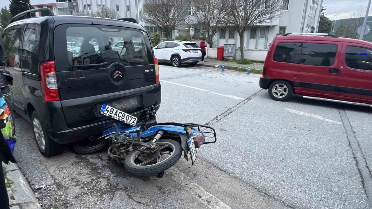 MUĞLA’NIN MENTEŞE İLÇESİNDE MEYDANA GELEN KAZADA, ANİ MANEVRA YAPAN ARACI FARK EDEN MOTOSİKLET...