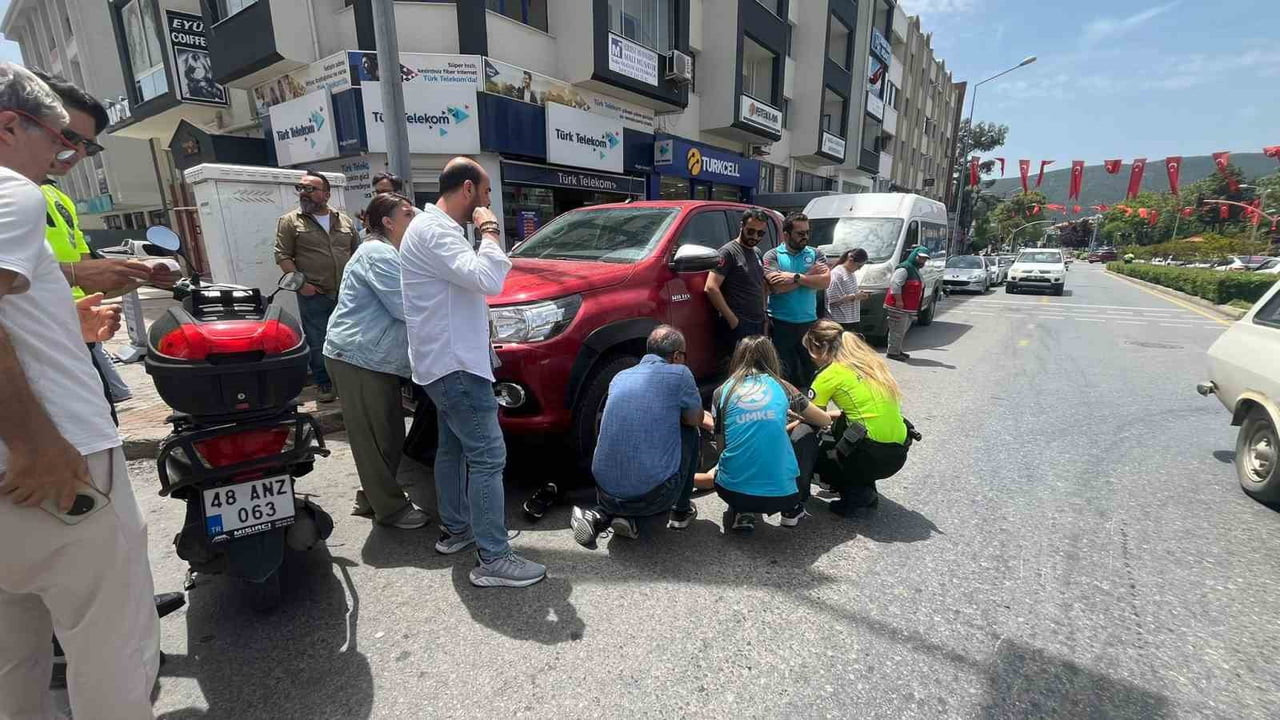 MUĞLA’NIN MENTEŞE İLÇESİNDE MOTOSİKLET İLE OTOMOBİLİN ÇARPIŞTIĞI KAZADA MOTOSİKLET SÜRÜCÜSÜ HAFİF...