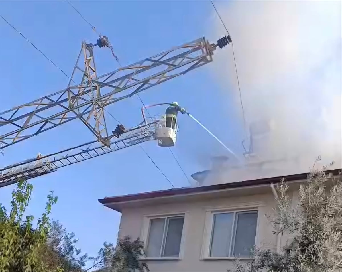 Muğla’nın Ortaca ilçesinde üzerine yüksek gerilim hattı bulunan direğin devrildiği evde yangın...