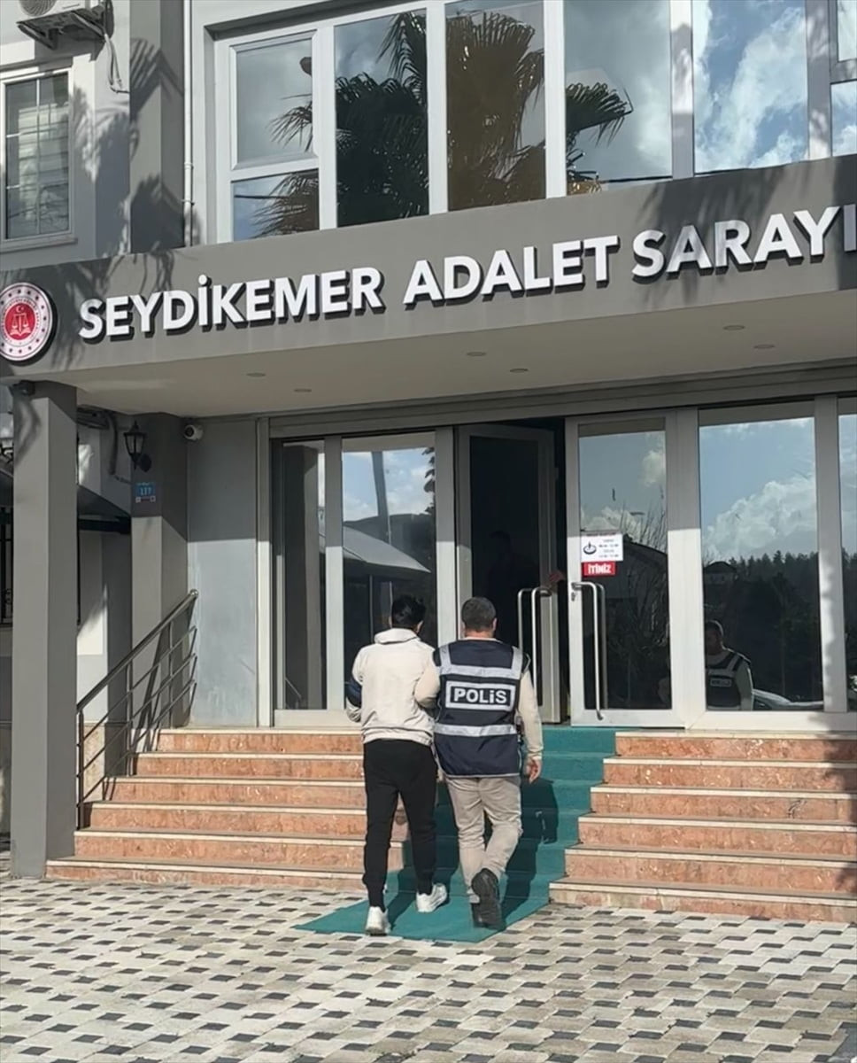 Muğla’nın Seydikemer ilçesinde uyuşturucu operasyonunda gözaltına alınan zanlı...