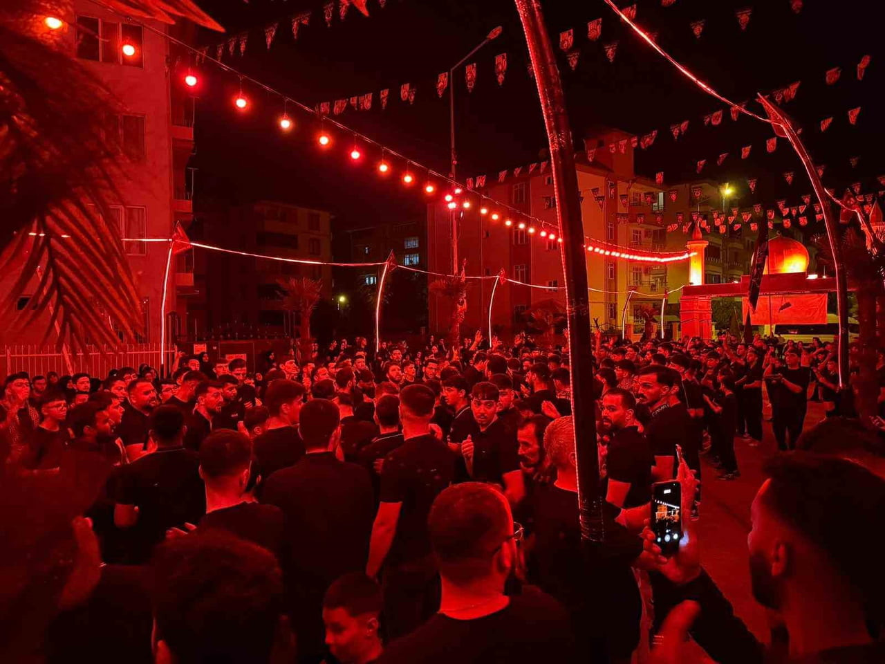 MUHARREM AYININ BAŞLAMASIYLA BİRLİKTE IĞDIR'DA VATANDAŞLAR MEYDANLARDA BİR ARAYA GELEREK MATEM...