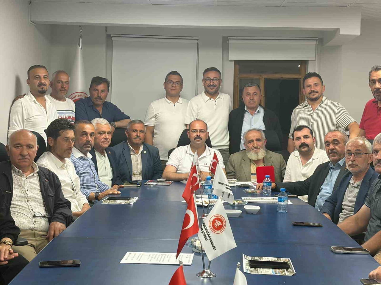 MUHTARLARLA BİR ARAYA GELEREK İSTİŞAREDE BULUNAN TOSYA BELEDİYE BAŞKANI VOLKAN KAVAKLIGİL, "YEREL...