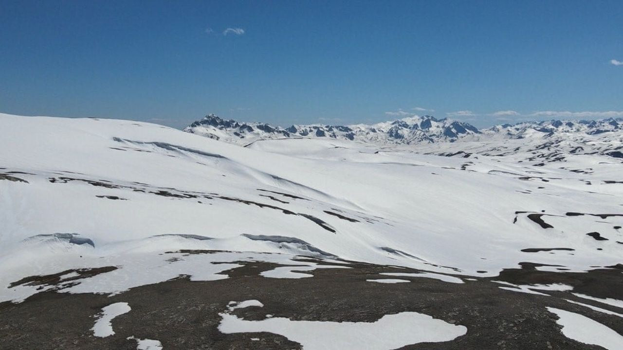 Munzur Dağları'nda Bahar Gelmeden Karlar Eşsiz Bir Görüntü Sunuyor