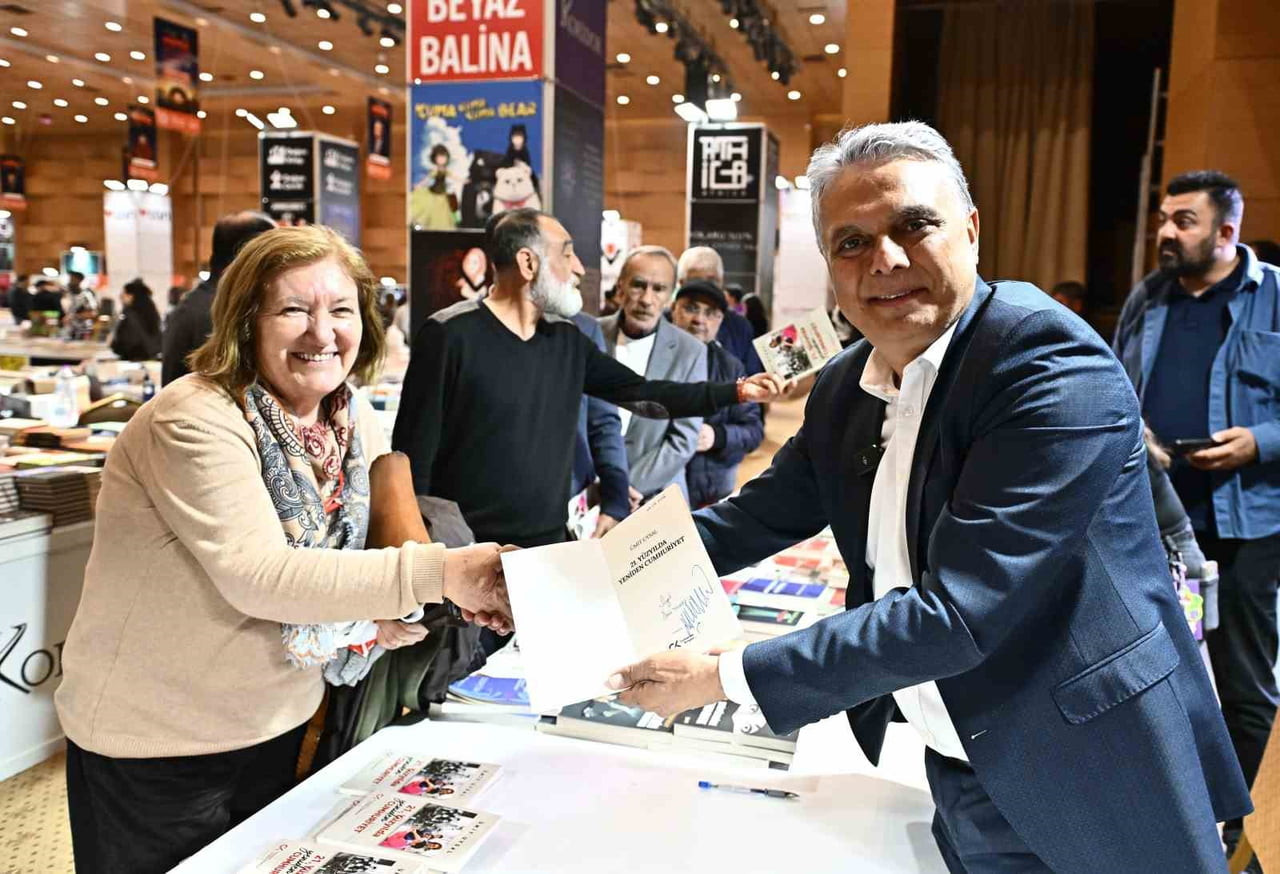 MURATPAŞA BELEDİYE BAŞKANI ÜMİT UYSAL, KEPEZ KİTAP FUARI’NDA GERÇEKLEŞTİRDİĞİ "GÜNCEL SİYASİ VE...