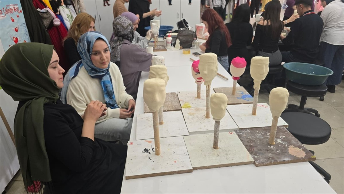 Muş Alparslan Üniversitesi Eğitim Fakültesi öğrencileri, köylerdeki çocukları eğlendirmek amacıyla...