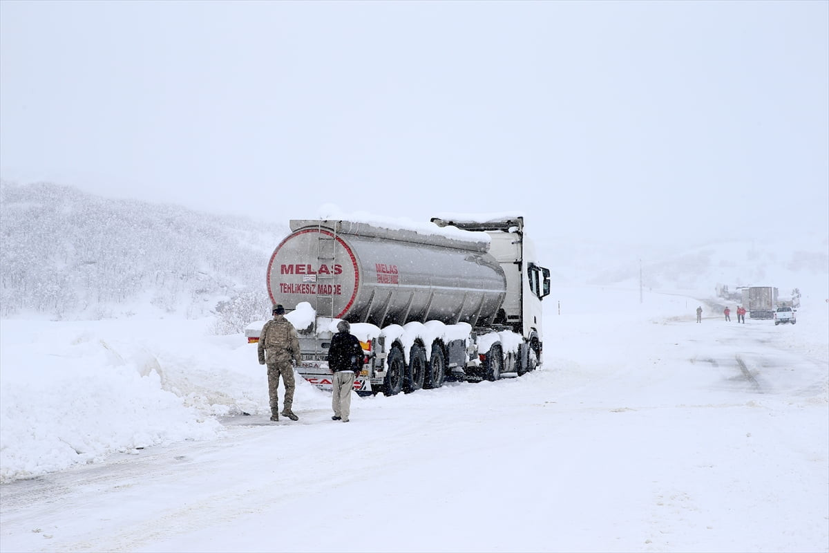 Muş-Bingöl kara yolunda olumsuz hava koşulları nedeniyle mahsur kalan 60 araçtaki yaklaşık 140...