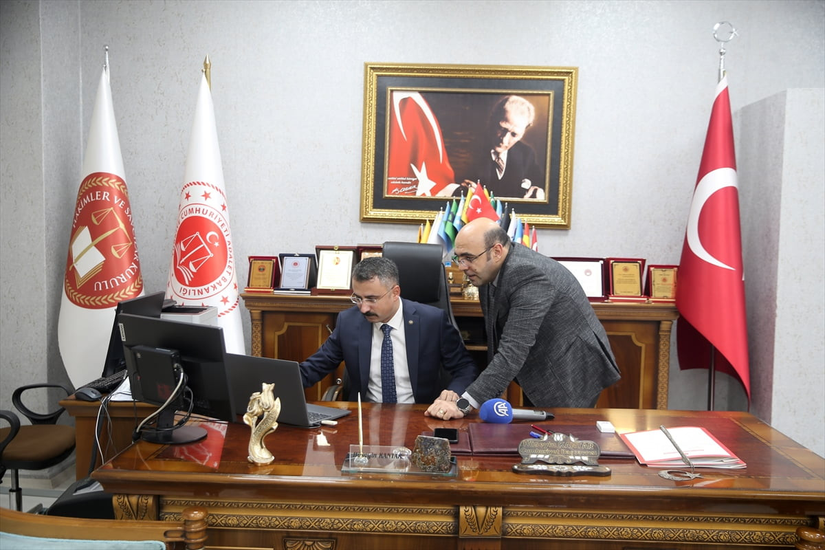 Muş Cumhuriyet Başsavcısı Hüseyin Kantar (solda), Anadolu Ajansının (AA) gözünden 2025'e damga...