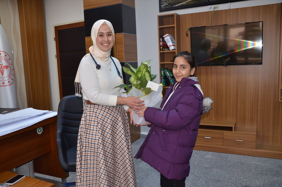 Muş Devlet Hastanesi'nde "kükürt zehirlenmesi" teşhisi konulan ve erken müdahaleyle sağlığına...