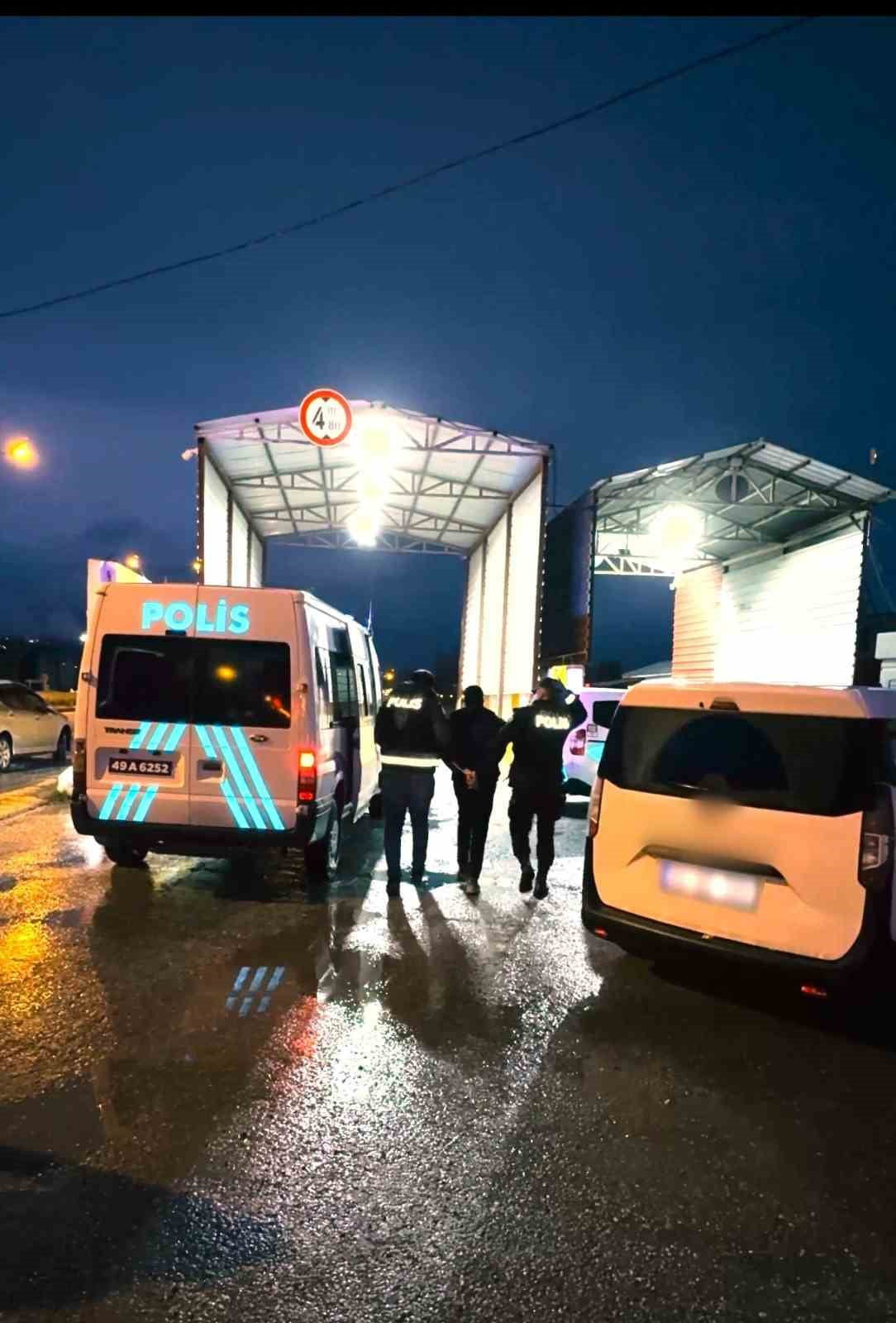 MUŞ EMNİYET MÜDÜRLÜĞÜ EKİPLERİNCE DÜZENLENEN OPERASYONDA 8 DÜZENSİZ GÖÇMEN YAKALANIRKEN...
