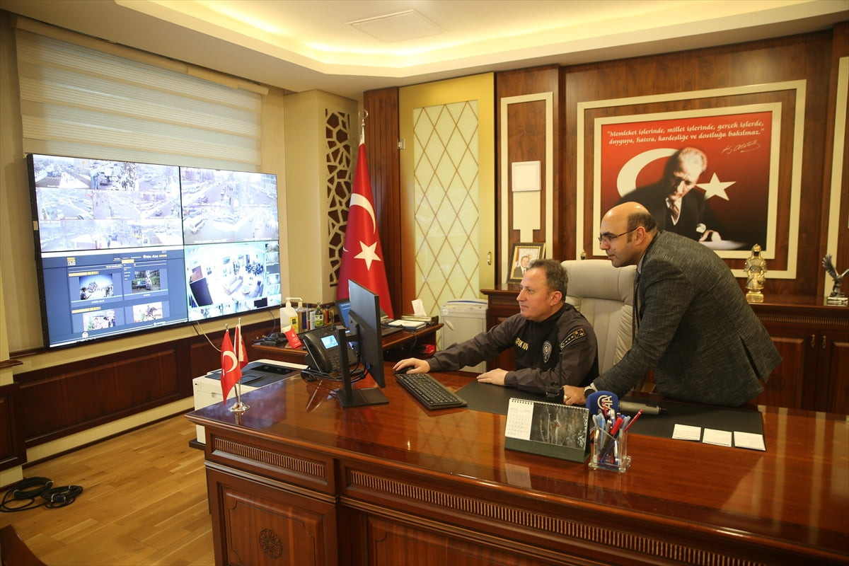 Muş Emniyet Müdürü Melih Kuzudişli, (solda) Anadolu Ajansının (AA) gözünden 2025'e damga vuran...