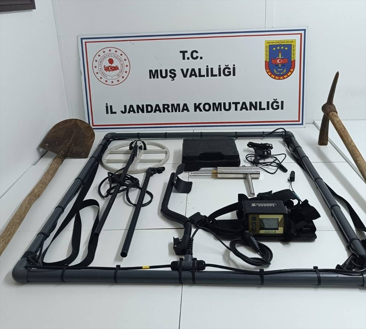 Muş İl Jandarma Komutanlığı ekipleri, kaçak kazı yapan 4 şüpheliyi suçüstü yakaladı. Kazı alanında...