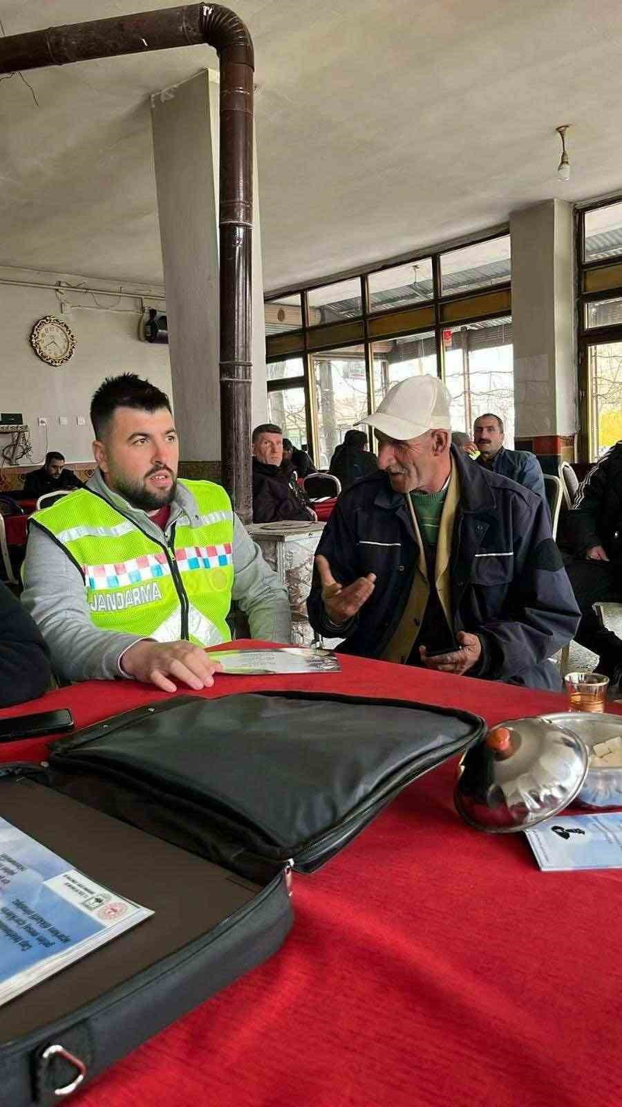 MUŞ İL JANDARMA KOMUTANLIĞI EKİPLERİ, SUNGU BELDESİNDE VATANDAŞLARA YÖNELİK SİBER SUÇLAR KONUSUNDA...