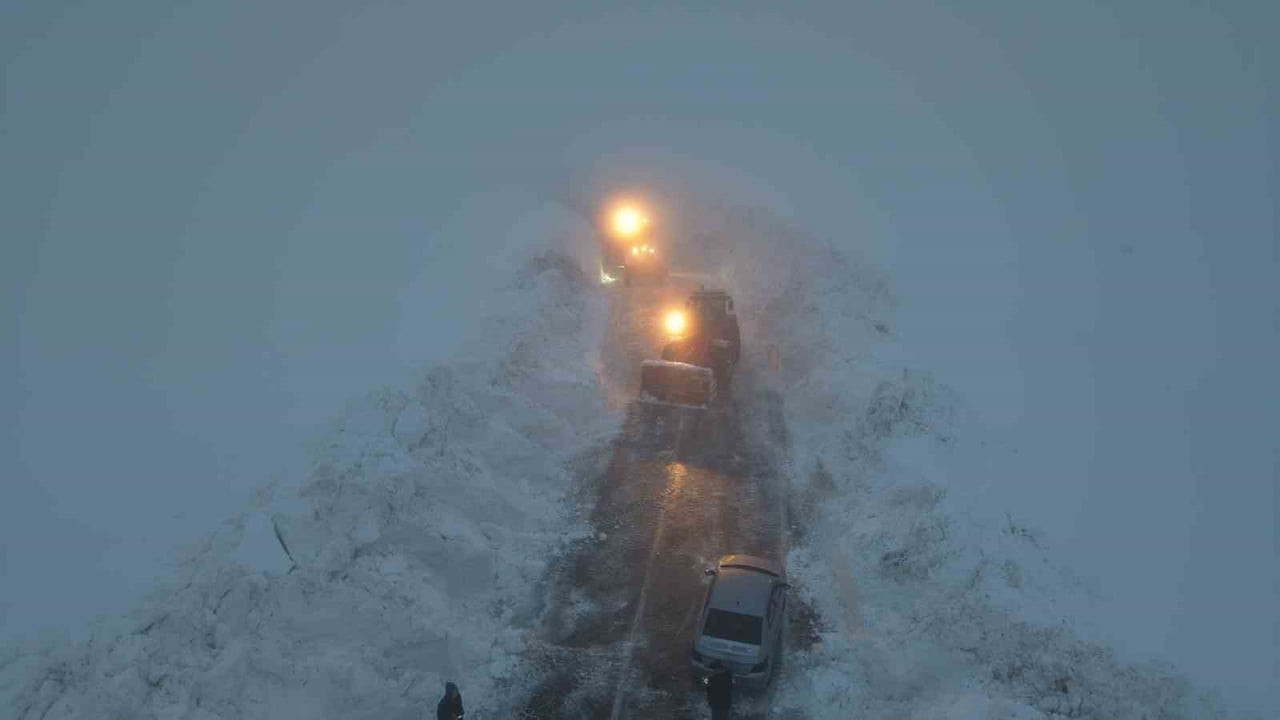 MUŞ İLE BİTLİS’İ BİRBİRİNE BAĞLAYAN GÜVENLİK YOLUNDA KAR KALINLIĞI YER YER 3 METREYE ULAŞTI...