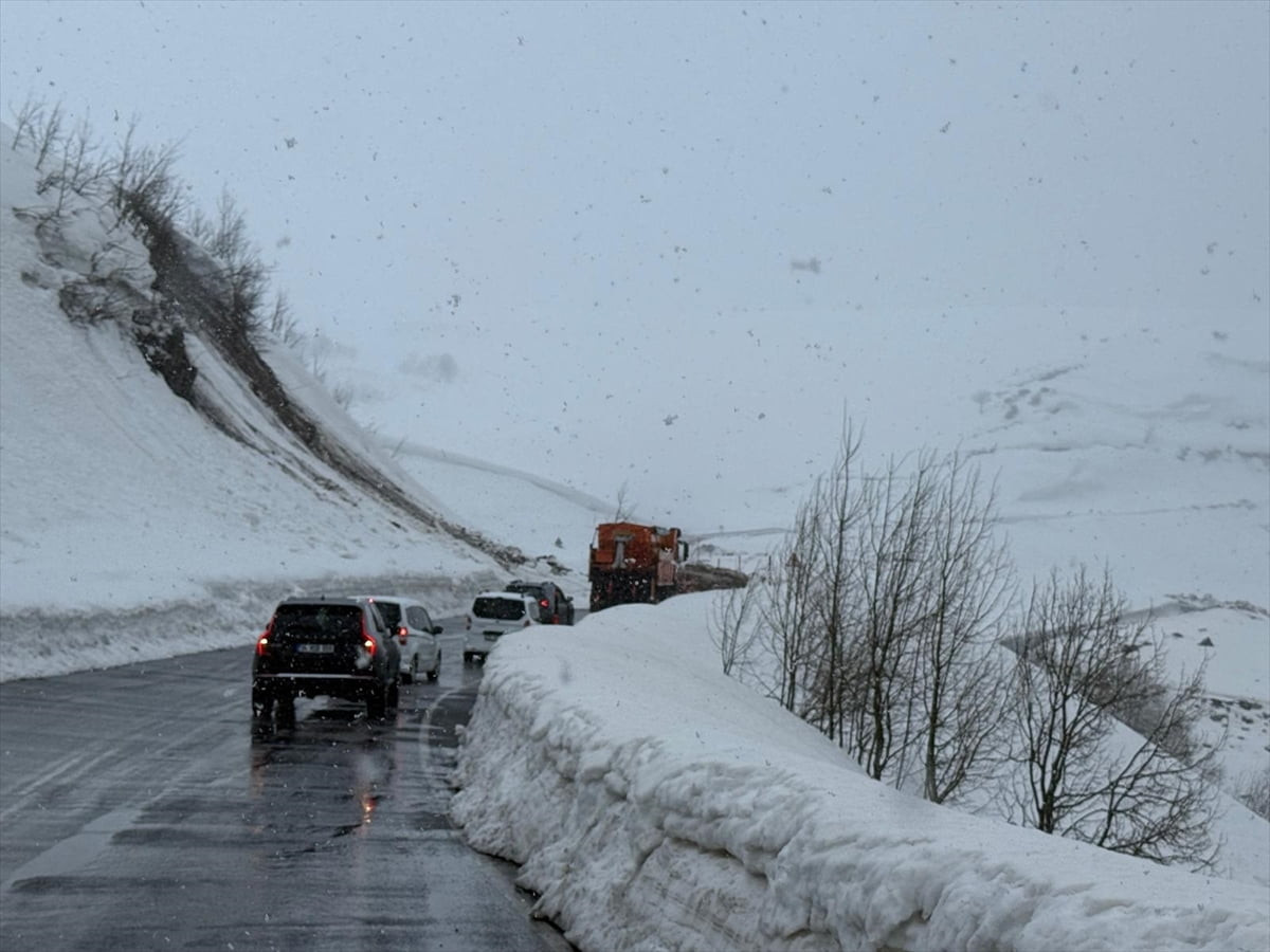Muş-Kulp kara yoluna düşen çığ ve toprak birikintisi, ekiplerce temizlendi.