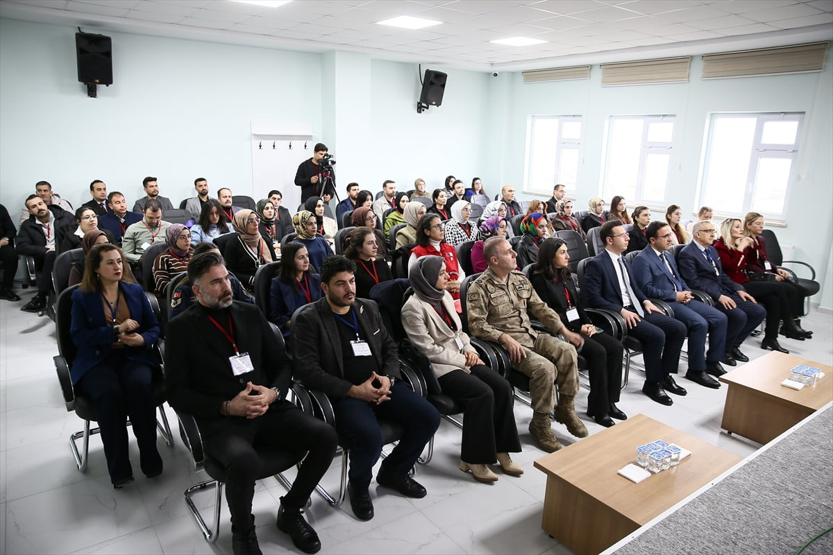 Muş Valiliği himayesinde Aile ve Sosyal Hizmetler İl Müdürlüğü tarafından "Kadına Yönelik Şiddetle...