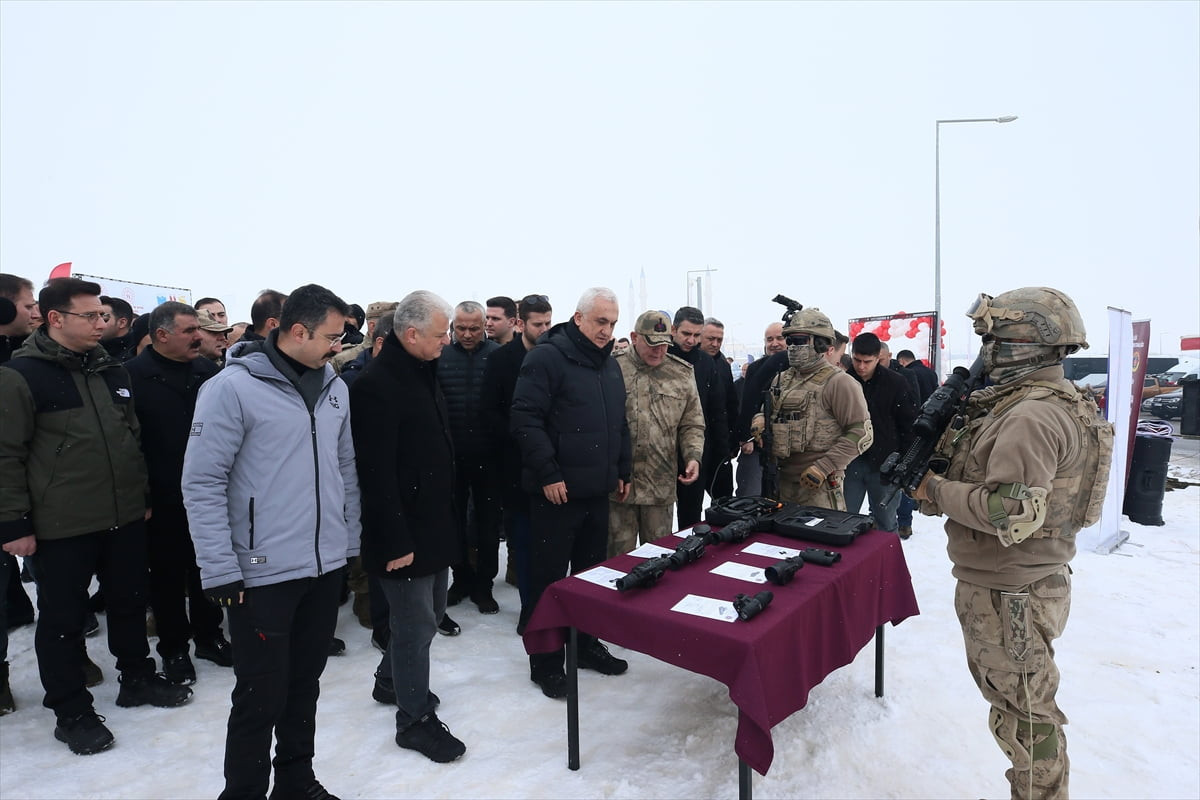 Muş Valiliği ile Gençlik ve Spor İl Müdürlüğü tarafından düzenlenen Kar Festivali, renkli...