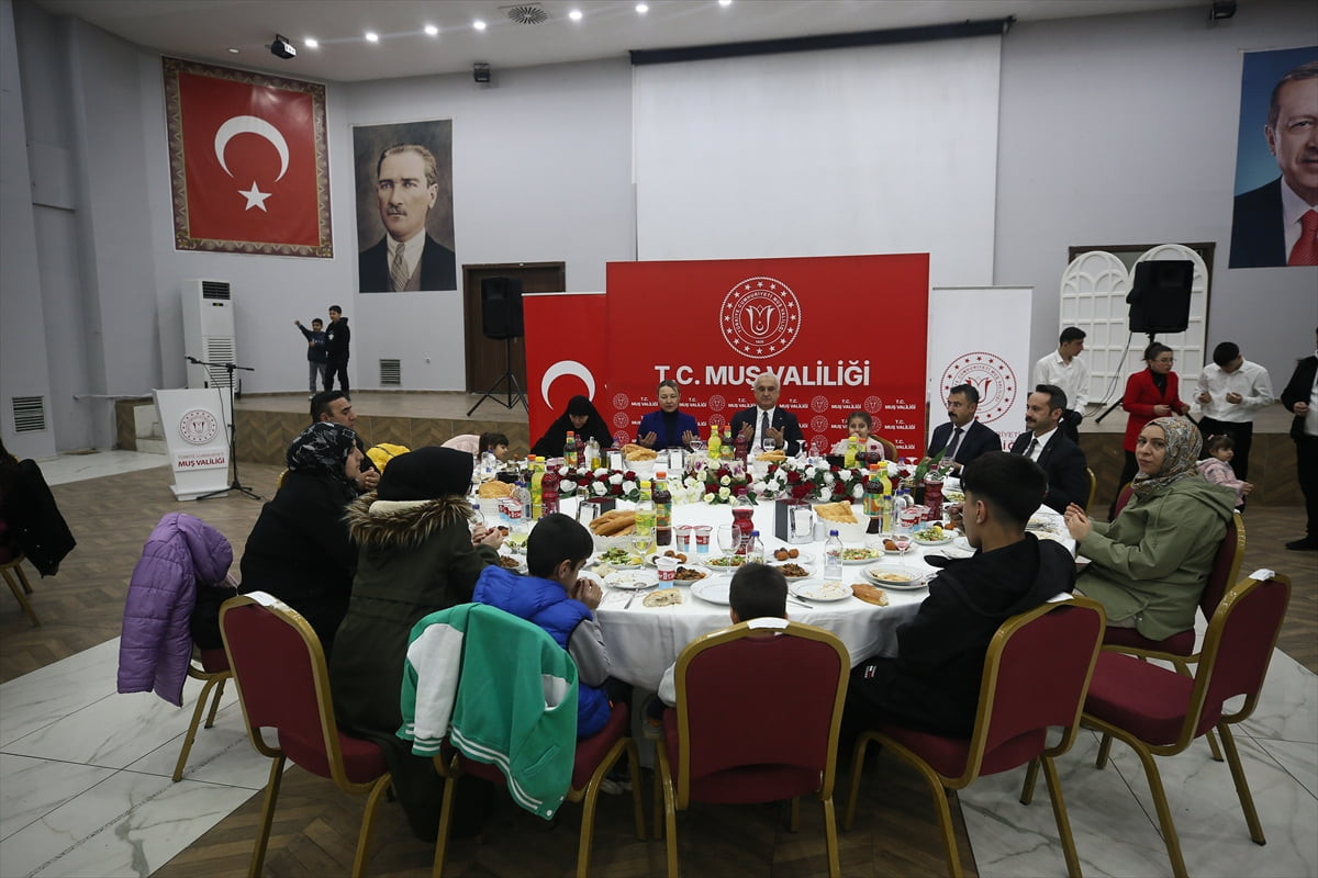 Muş Valisi Avni Çakır, koruyucu aileler ve yetim çocuklarla Öğretmenevinde düzenlenen iftar...