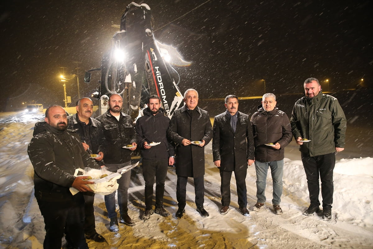 Muş Valisi Avni Çakır (sağ 4), yeni yıla görev başında giren kamu görevlilerini ziyaret etti...