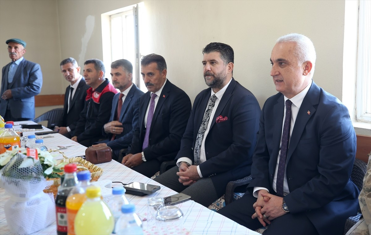 Muş Valisi Avni Çakır (sağda), beraberindeki AK Parti İl Başkanı Melik Emre (sağ 2), İl Özel...