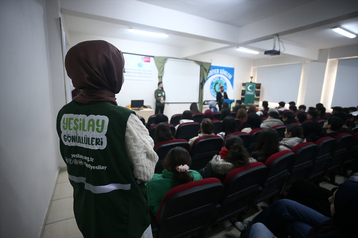 Muş Yeşilay Şubesi bünyesinde görev yapan uzmanlar ve gönüllülerden oluşan 70 kişilik ekip, 1-7...