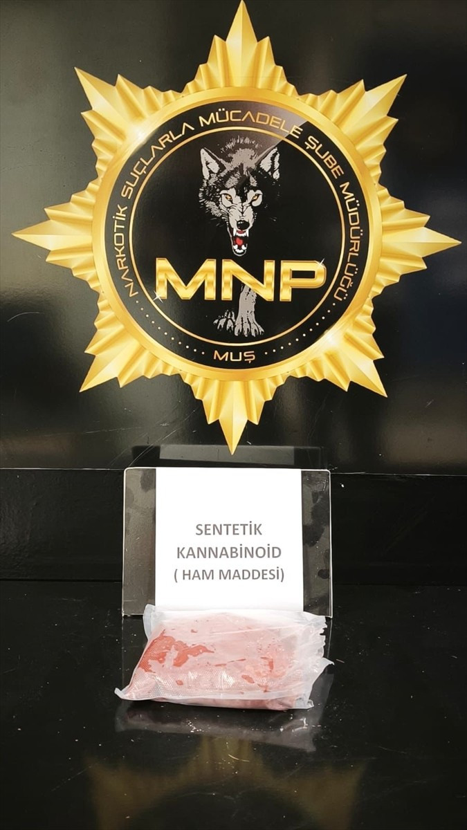 Muş'ta 1 kilo 458 gram sentetik kannabinoid ham maddesiyle yakalanan şüpheli tutuklandı.  Bu...