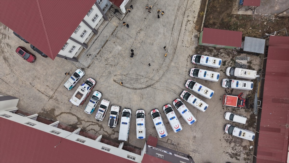 Muş'ta, 112 Acil Sağlık ekipleri kışın kar nedeniyle yolu kapanan yerleşim yerlerinde...