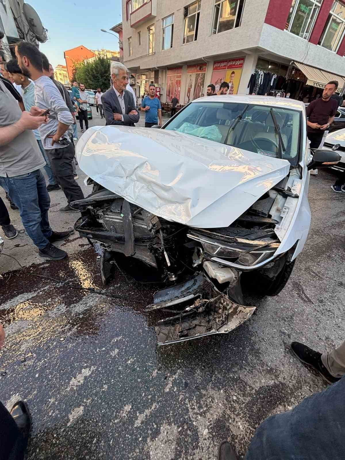 MUŞ'TA 3 ARACIN KARIŞTIĞI ZİNCİRLEME KAZA