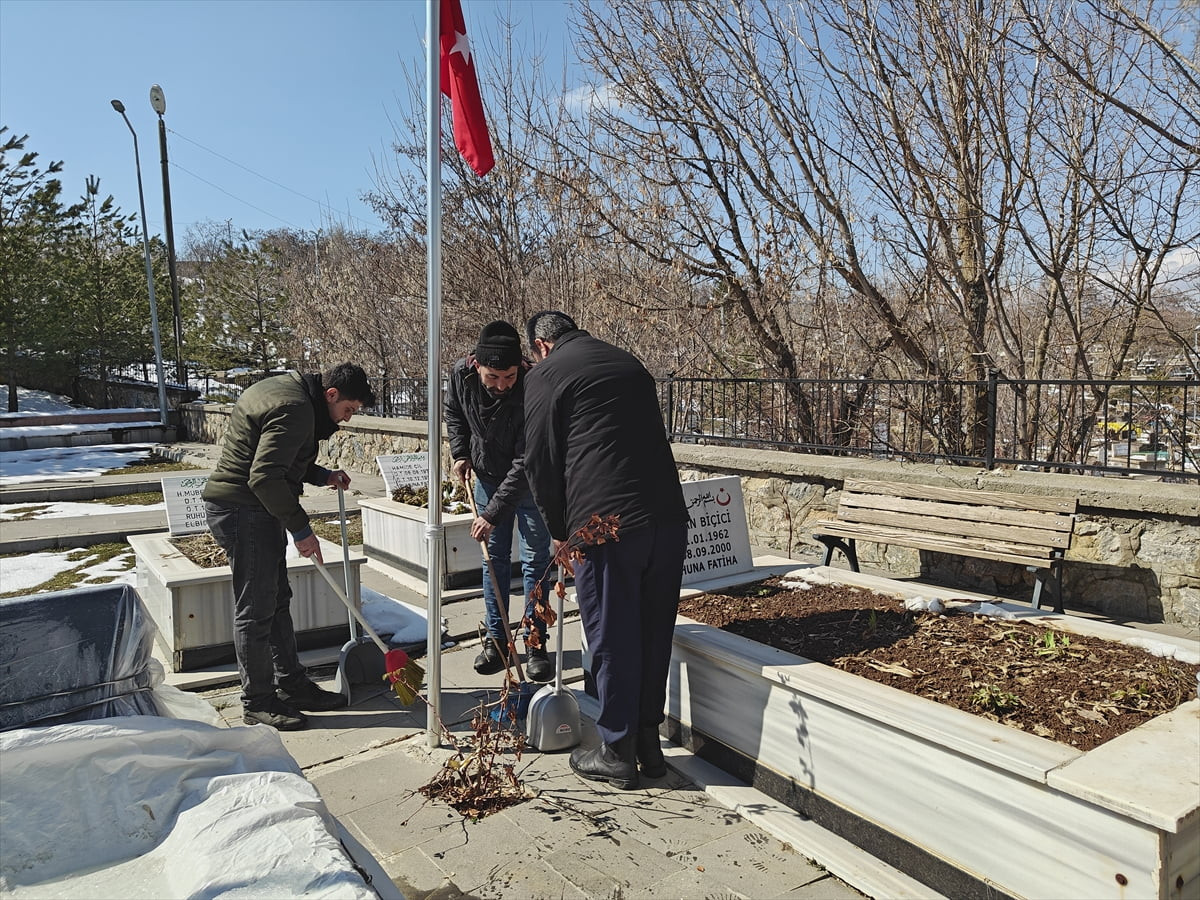 Muş'ta, Aile ve Sosyal Hizmetler İl Müdürlüğünce Ramazan Bayramı öncesi şehitliklerin bakım...