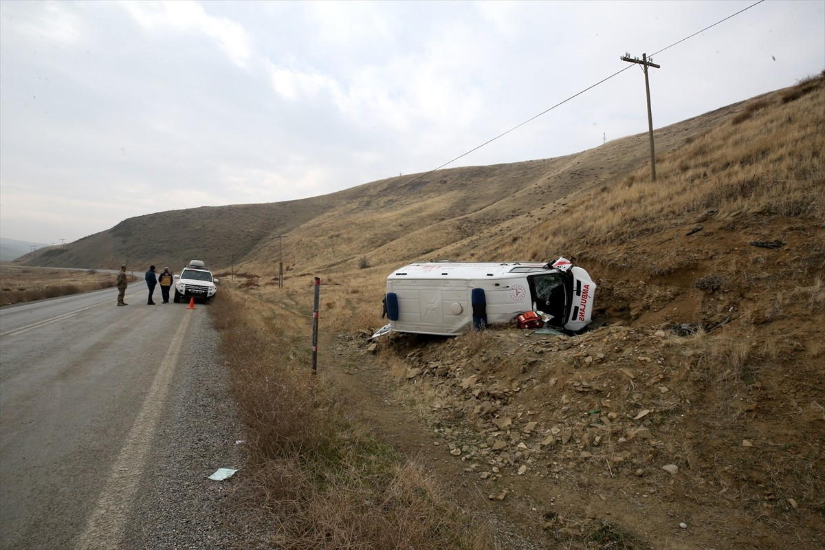 Muş'ta ambulansın devrilmesi sonucu 3 sağlık personeli yaralandı. Çevredekilerin ihbarı üzerine...