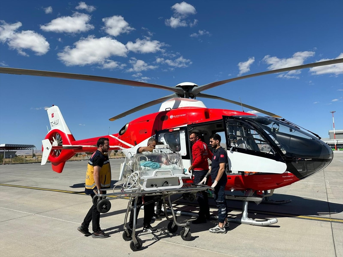 Muş'ta asfiksi (oksijen eksikliği) tanısı konulan yenidoğan, ambulans helikopterle Van'a sevk...