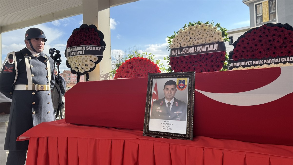 Muş'ta bakımını yaptığı silahının kazara ateş alması sonucu hayatını kaybeden Korkut İlçe Jandarma...