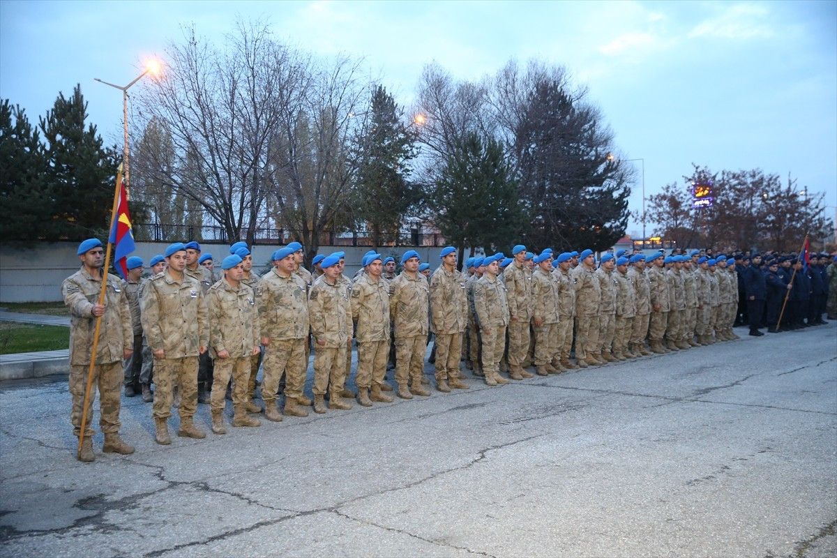 Muş'ta bakımını yaptığı silahının kazara ateş alması sonucu hayatını kaybeden Korkut İlçe Jandarma...