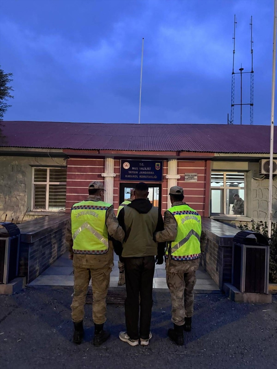 Muş'ta bir eve ateş açan 2 şüpheli, silahlarıyla yakalandı.