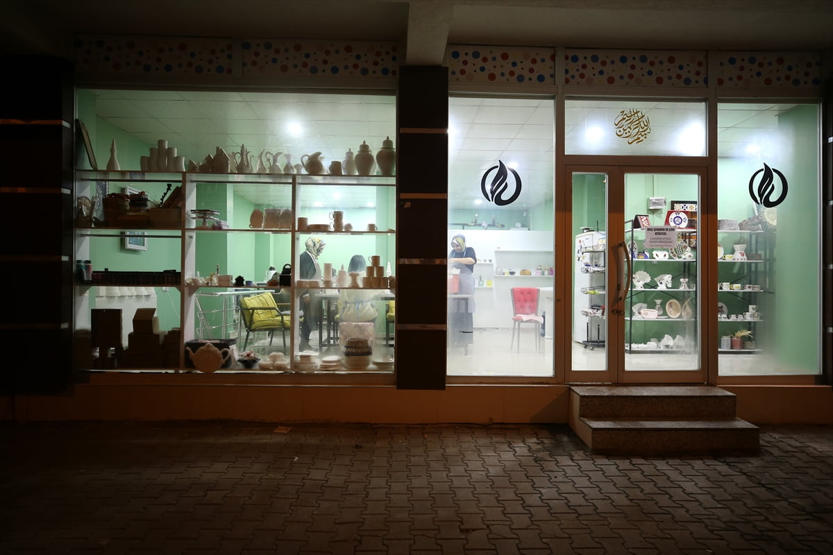 Muş'ta bir yılda iki kanseri yenen 39 yaşındaki Hilal Ümit, hayalini kurduğu çini ve seramik...