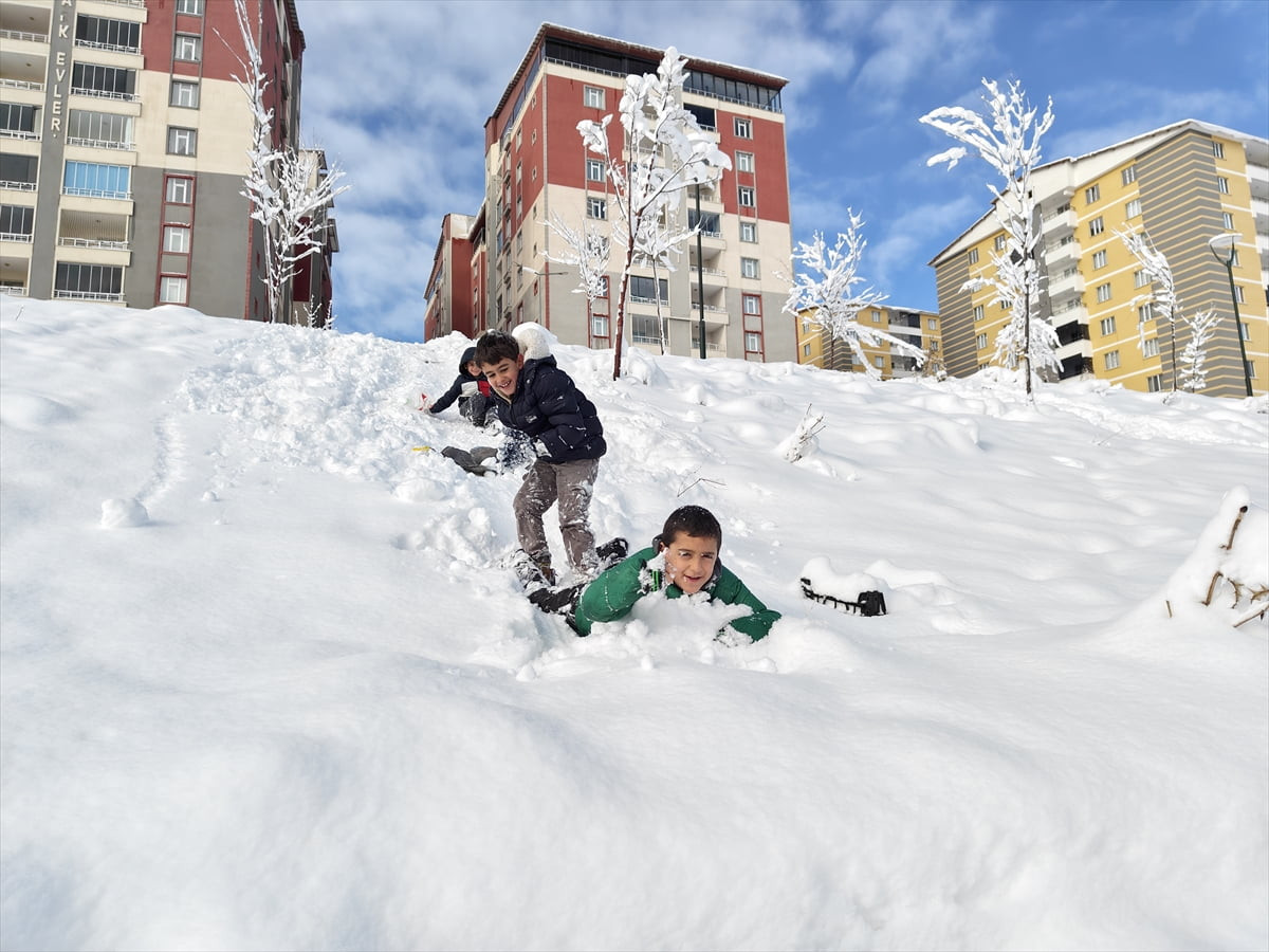 Muş'ta çocuklar, kar yağışının ardından poşetlerle kayarak eğlenceli anlar yaşadı.