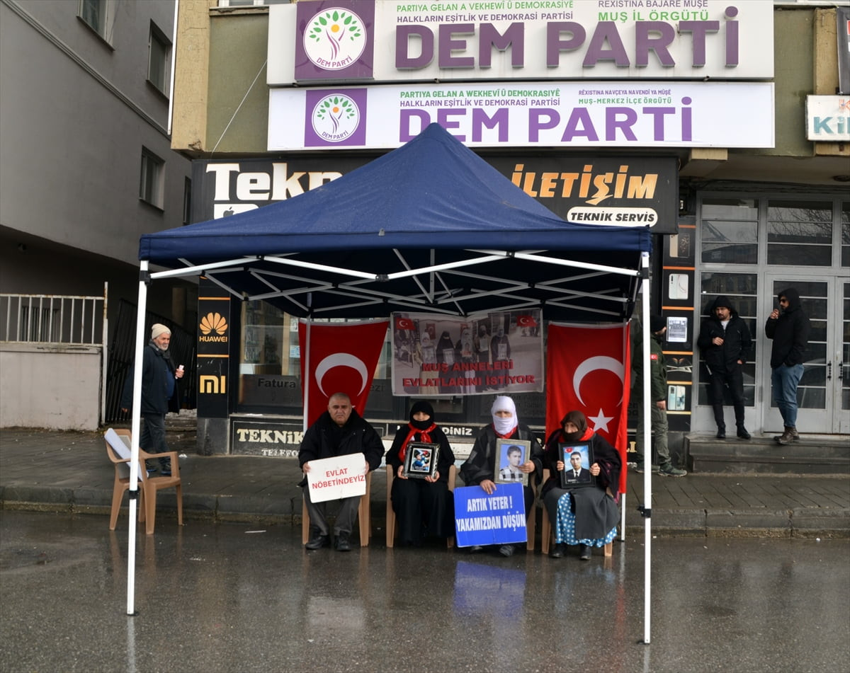 Muş'ta, çocukları terör örgütü PKK tarafından kaçırılan aileler, DEM Parti İl Başkanlığı binası...