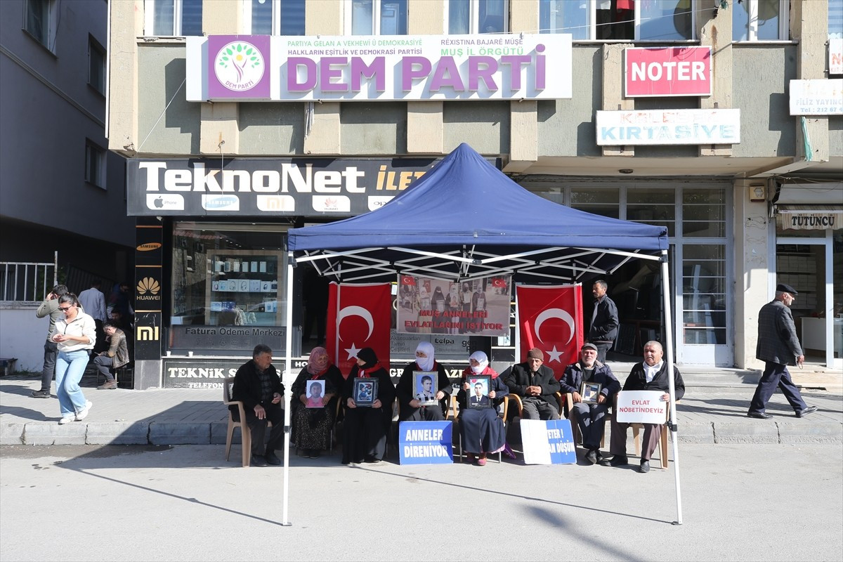 Muş'ta çocukları terör örgütü PKK tarafından kaçırılan aileler, DEM Parti İl Başkanlığı binası...