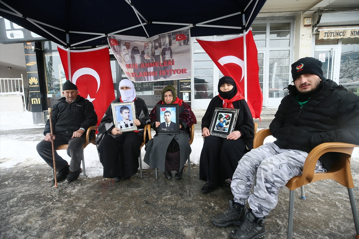 Muş'ta çocukları terör örgütü PKK tarafından kaçırılan aileler, DEM Parti İl Başkanlığı binası...