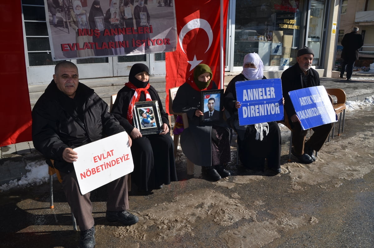 Muş'ta çocukları terör örgütü PKK tarafından kaçırılan aileler, DEM Parti İl Başkanlığı binası...