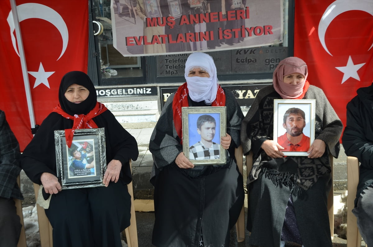 Muş'ta çocukları terör örgütü PKK tarafından kaçırılan aileler, DEM Parti İl Başkanlığı binası...
