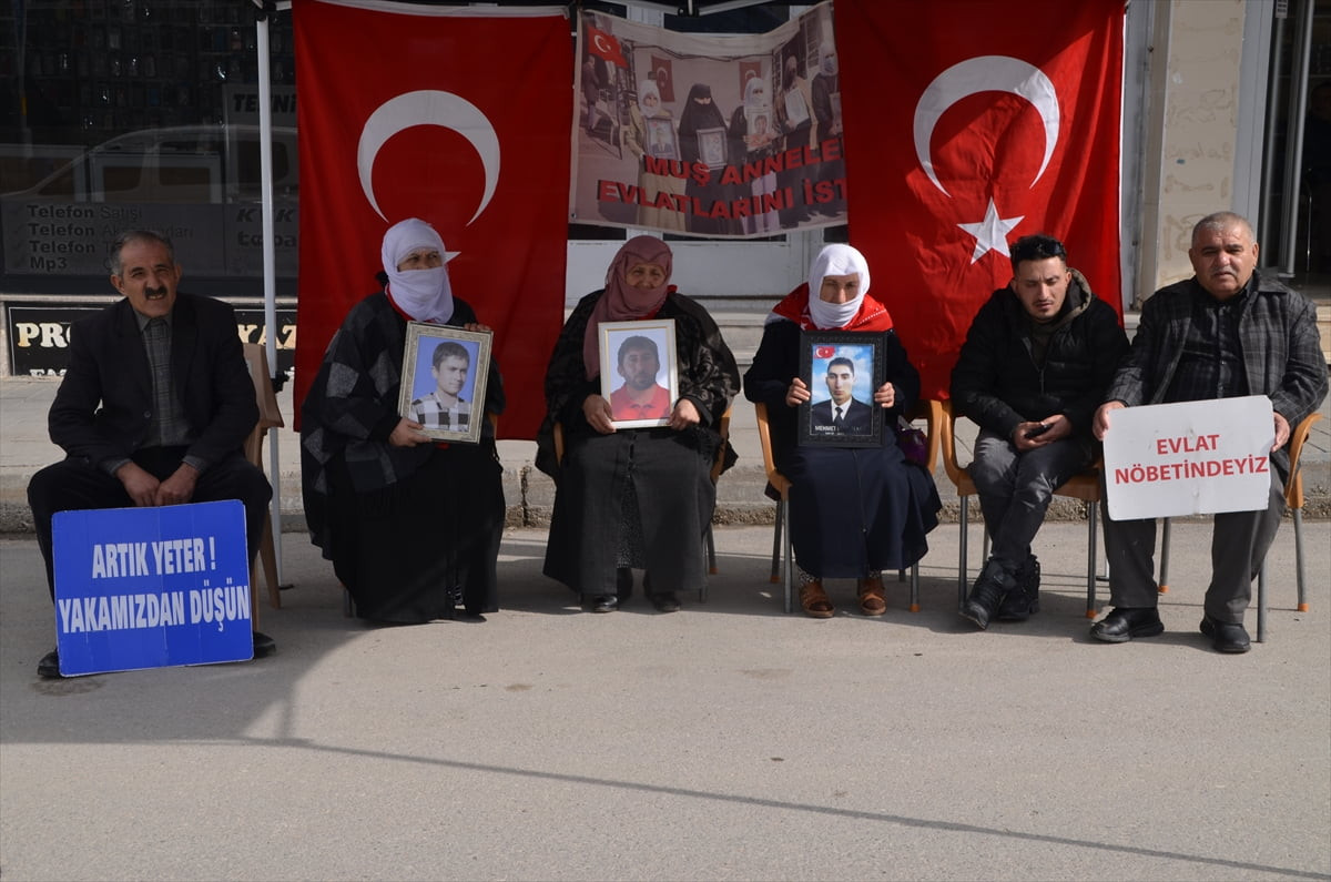 Muş'ta çocukları terör örgütü PKK tarafından kaçırılan aileler, DEM Parti İl Başkanlığı binası...