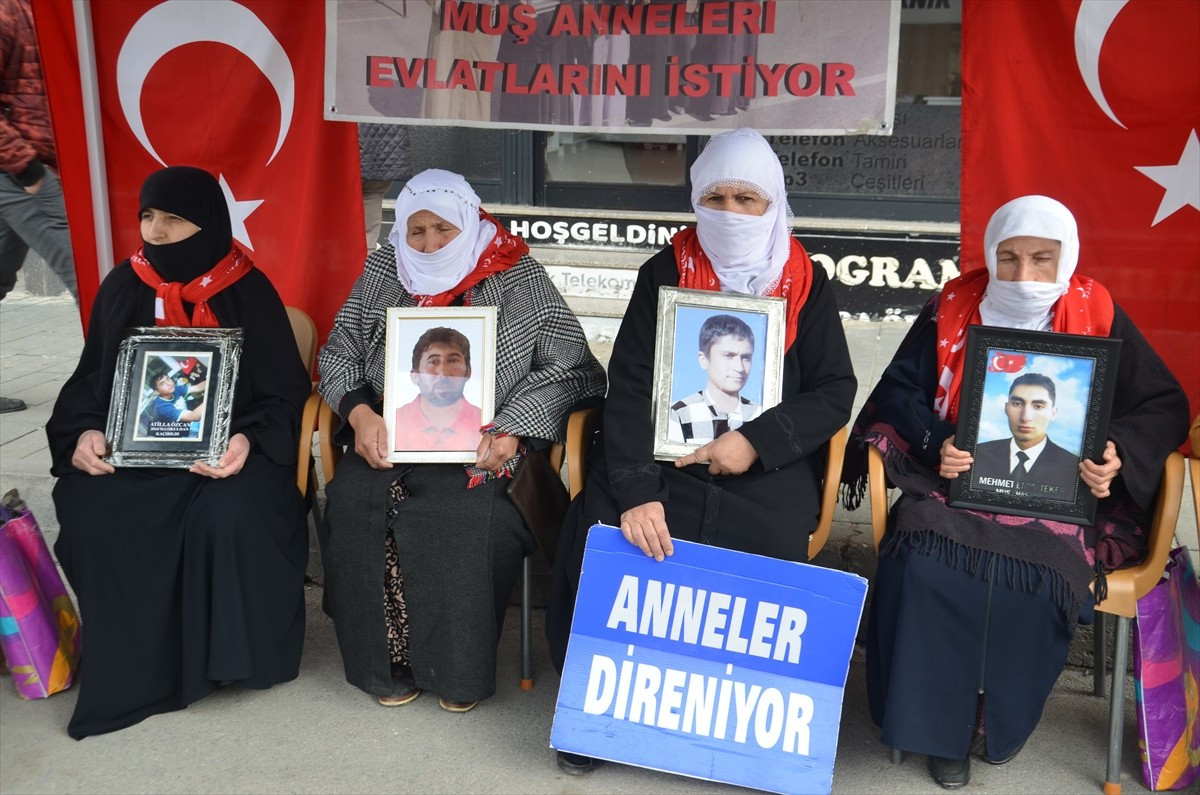 Muş'ta çocukları terör örgütü PKK tarafından kaçırılan aileler, DEM Parti İl Başkanlığı binası...