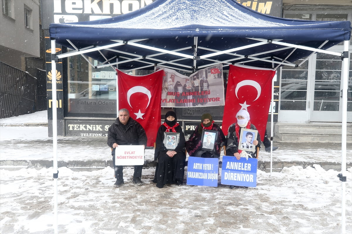 Muş'ta çocukları terör örgütü PKK tarafından kaçırılan aileler, DEM Parti İl Başkanlığı binası...