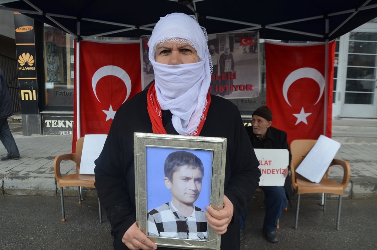 Muş'ta çocukları terör örgütü PKK tarafından kaçırılan aileler, DEM Parti İl Başkanlığı binası...