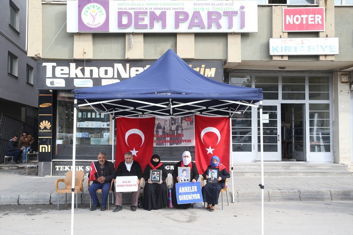 Muş'ta çocukları terör örgütü PKK tarafından kaçırılan aileler, DEM Parti İl Başkanlığı önündeki...